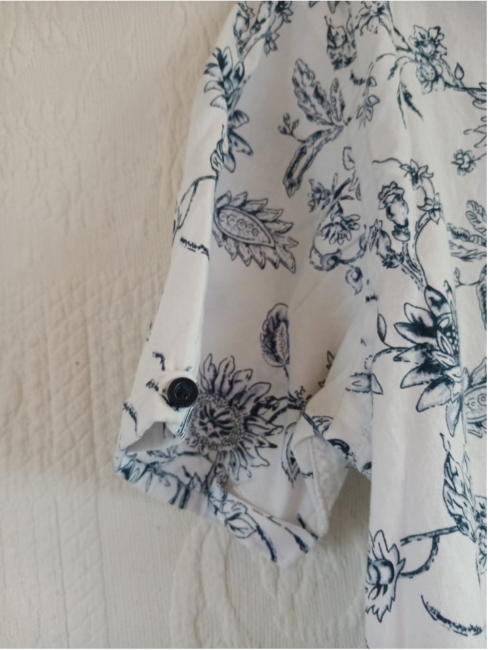 Howe Casual Button Down Shirt, Size L, White and Blue Floral breezy lightweight - Picture 4 of 8